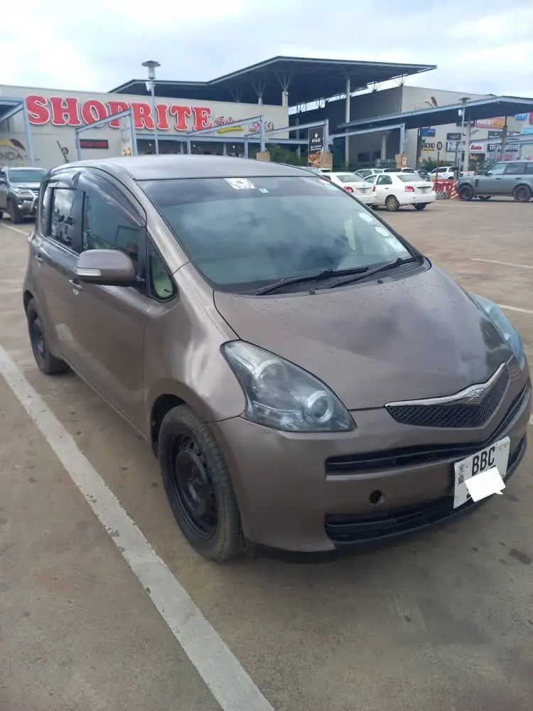 Toyota Ractis Front View 1